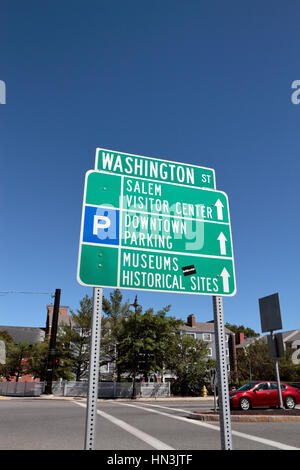 America tipico centro città cartello stradale di Salem, Massachusetts, Stati Uniti. Foto Stock