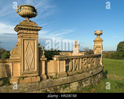 Ornati balaustra in pietra con caratteri,Castle Ashby House Gardens,Castle Ashby, Northamptonshire, England, Regno Unito Foto Stock