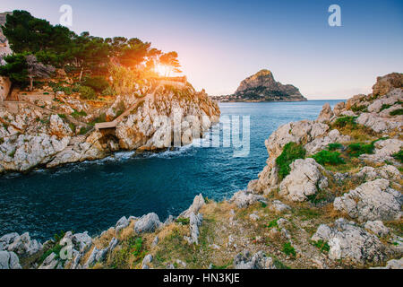 Tramonto sul mare con scogli Foto Stock