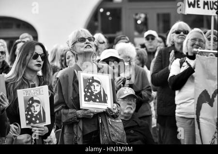 Il dimostratore portando un segno di lady liberty coperto di Hijab a un musulmano Anti Divieto di viaggiare nel rally di Santa Barbara, CA Foto Stock