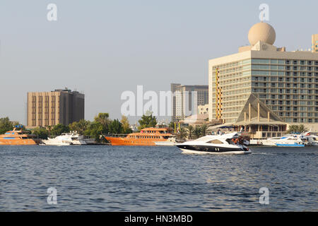 DUBAI, Emirati Arabi Uniti - 10 settembre: la ricreazione yachts sono in Dubai Creek, il 10 settembre 2013 a Dubai, Emirati Arabi Uniti. Nella città di c artificiale Foto Stock