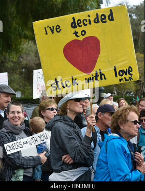 Azienda segni di amore e di resistere al divieto di viaggio, dimostranti al rally di un musulmano Anti / divieto di viaggio di protesta, Santa Barbara, Foto Stock