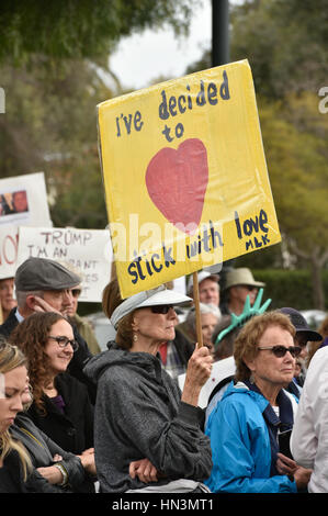 Azienda segni di amore e di resistere al divieto di viaggio, dimostranti al rally di un musulmano Anti / divieto di viaggio di protesta, Santa Barbara, Foto Stock