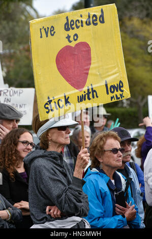 Azienda segni di amore e di resistere al divieto di viaggio, dimostranti al rally di un musulmano Anti / divieto di viaggio di protesta, Santa Barbara, Foto Stock