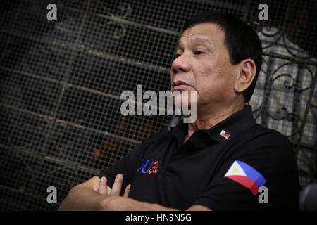 Il presidente filippino Rodrigo Duterte annuncia che sarà lui a sospendere i colloqui di pace con il Fronte democratico nazionale durante una visita alla tomba di sua madre a Davao Cimitero Cattolico Febbraio 4, 2017 a Davao City, Filippine. Il crollo dei colloqui di pace con i ribelli comunisti ha coinciso con la fine del cessate il fuoco. Foto Stock