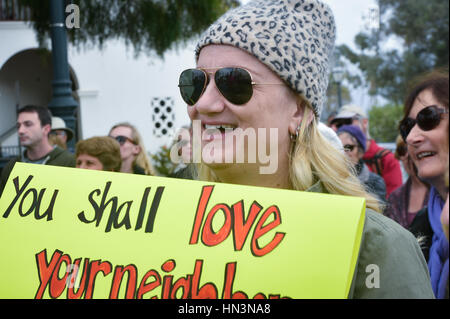 Azienda segni di amore e di resistere al divieto di viaggio, dimostranti al rally di un musulmano Anti / divieto di viaggio di protesta, Santa Barbara, Foto Stock