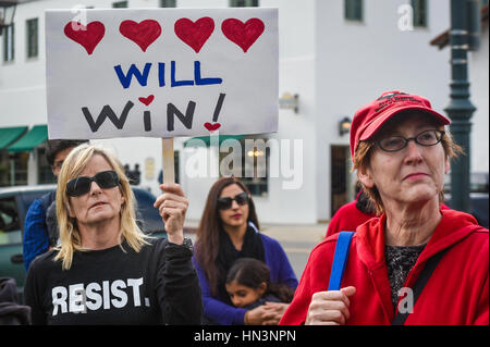 Azienda segni di amore e di resistere al divieto di viaggio, dimostranti al rally di un musulmano Anti / divieto di viaggio di protesta, Santa Barbara, Foto Stock