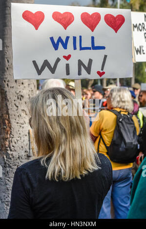 Azienda segni di amore e di resistere al divieto di viaggio, dimostranti al rally di un musulmano Anti / divieto di viaggio di protesta, Santa Barbara, Foto Stock