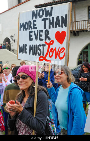 I dimostranti che porta i segni di un musulmano Anti Divieto di viaggiare nel rally di Santa Barbara, CA Foto Stock