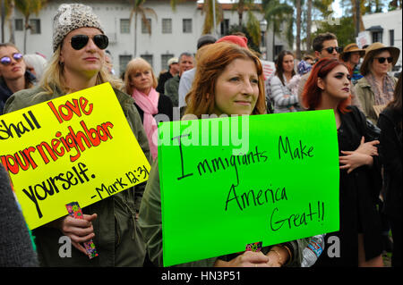 Azienda segni di amore e di resistere al divieto di viaggio, dimostranti al rally di un musulmano Anti / divieto di viaggio di protesta, Santa Barbara, Foto Stock