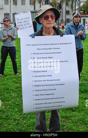 Un dimostrante che porta un elenco di segno segno del fascismo a un musulmano Anti Divieto di viaggiare nel rally di Santa Barbara, CA Foto Stock