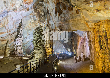 Il Boardwalk attraverso dripstone illuminato, grotta di stalattiti e stalagmiti, Thiên Đường grotta Foto Stock