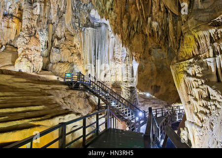 Il Boardwalk attraverso dripstone illuminato, grotta di stalattiti e stalagmiti, Thiên Đường grotta Foto Stock