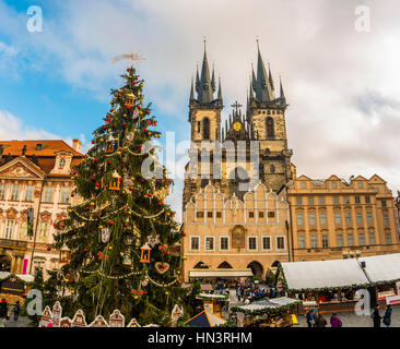 La Cattedrale di Tyn, il mercatino di Natale sulla piazza della Città Vecchia, centro storico di Praga, Boemia, Repubblica Ceca Foto Stock