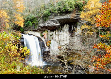 Alla ricerca di vetro cade, Blue Ridge Mountains, Carolina del Nord Foto Stock