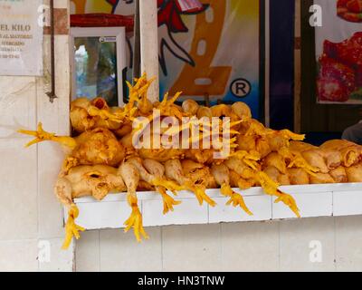 Pile di spiumatura polli, con gambe rigide, impilati sul contatore e pronto per essere acquistato in un mercato alimentare. Xochimilco, Città del Messico, Messico Foto Stock