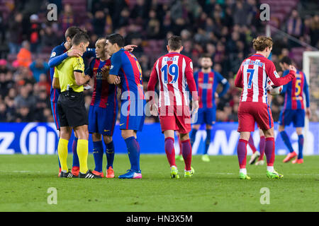 Barcellona, Spagna. 07 feb 2017. Febbraio 7, 2017: Luis Suarez, Iniesta e Andre Gomes protesta per l'arbitro durante il match tra FC Barcelona vs Atletico Madrid, per il round 1/2 spagnola della Coppa del Re, suonato a stadio Camp Nou, Barcellona, Spagna Spagna. Foto: CronosFoto/Urbanandsport Credito: Cronos Foto s.r.l./Alamy Live News Foto Stock