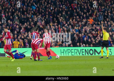 Barcellona, Spagna. 07 feb 2017. 7 febbraio 2017: l'arbitro, Gesù Gil Manzano, mostra il cartellino giallo a Filipe Luis durante il match tra FC Barcelona vs Atletico Madrid, per il round 1/2 spagnola della Coppa del Re, suonato a stadio Camp Nou, Barcellona, Spagna Spagna. Foto: CronosFoto/Urbanandsport Credito: Cronos Foto s.r.l./Alamy Live News Foto Stock