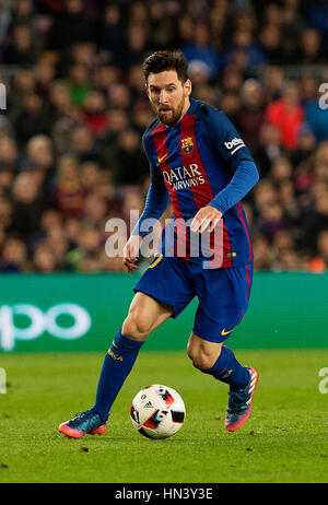 Barcellona, Spagna. 7 febbraio, 2017. Barcellona è Lionel Messi il sistema VIES per la palla durante il Re Cup Semifinal seconda gamba partita di calcio contro l'Atletico de Madrid allo stadio Camp Nou a Barcellona, Spagna, Febbraio 7, 2017. Credito: Lino De Vallier/Xinhua/Alamy Live News Foto Stock