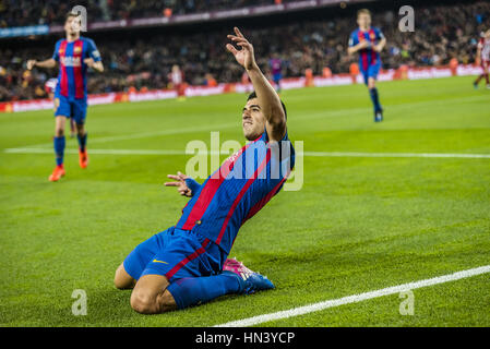 Barcellona, in Catalogna, Spagna. 7 febbraio, 2017. FC Barcelona avanti Luis Suarez festeggia il suo gol spagnolo durante il Copa del Rey semi-finale seconda gamba partita di calcio FC Barcellona vs Atletico Madrid contro RCD Espanyol allo stadio Camp Nou. Credito: Matthias Oesterle/ZUMA filo/Alamy Live News Foto Stock