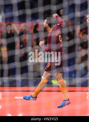 Roma, Italia. 7 febbraio, 2017. Come Roma's Edin Dzeko celebra dopo rigature durante la serie di una partita di calcio tra la Roma e la Fiorentina a Roma nel febbraio 7, 2017. Come Roma ha vinto 4-0. Credito: Alberto Lingria/Xinhua/Alamy Live News Foto Stock