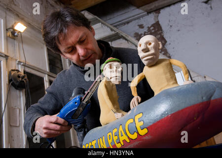 Goettingen, Germania. 6 febbraio, 2017. Puppet artista Christoph Buchfink funziona su di un fantoccio per il suo spettacolo teatrale presso la sua officina a Goettingen, Germania, il 6 febbraio 2017. La XXXII Goettingen Puppet Theatre giorni si svolgerà tra il 11 e 27 febbraio 2017. Foto: Swen Pförtner/dpa/Alamy Live News Foto Stock