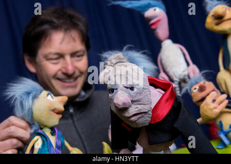 Goettingen, Germania. 6 febbraio, 2017. Puppet artista Christoph Buchfink e i suoi pupazzi dal teatro pezzo 'Die Blattwinzlinge' del teatro Buchfink sono ripassando a Goettingen, Germania, il 6 febbraio 2017. La XXXII Goettingen Puppet Theatre giorni si svolgerà tra il 11 e 27 febbraio 2017. Foto: Swen Pförtner/dpa/Alamy Live News Foto Stock