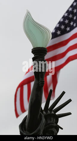 Oberickelsheim, Germania. 7 febbraio, 2017. Un modello della statua della libertà e a noi bandiera americana può essere visto nella parte anteriore di un negozio di beni americani in Oberickelsheim, Germania, il 7 febbraio 2017. Foto: Karl-Josef Hildenbrand/dpa/Alamy Live News Foto Stock