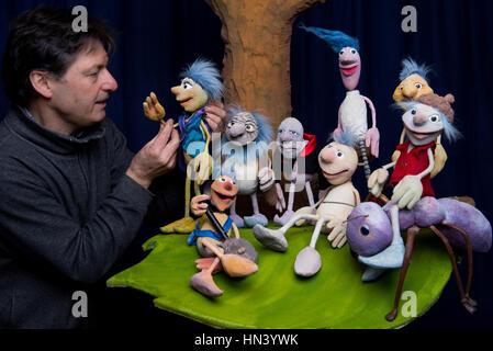 Goettingen, Germania. 6 febbraio, 2017. Puppet artista Christoph Buchfink e i suoi pupazzi dal teatro pezzo 'Die Blattwinzlinge' del teatro Buchfink sono ripassando a Goettingen, Germania, il 6 febbraio 2017. La XXXII Goettingen Puppet Theatre giorni si svolgerà tra il 11 e 27 febbraio 2017. Foto: Swen Pförtner/dpa/Alamy Live News Foto Stock