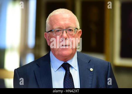 Edinburgh, Regno Unito. 8 febbraio, 2017. Bruce Crawford MSP, organizzatore della finanza e costituzione del comitato il Parlamento Scozzese, Credito: Ken Jack/Alamy Live News Foto Stock