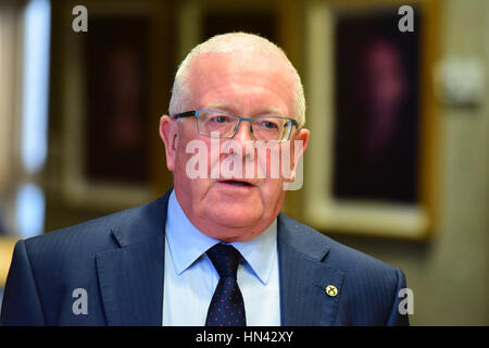 Edinburgh, Regno Unito. 8 febbraio, 2017. Bruce Crawford MSP, organizzatore della finanza e costituzione del comitato il Parlamento Scozzese, Credito: Ken Jack/Alamy Live News Foto Stock