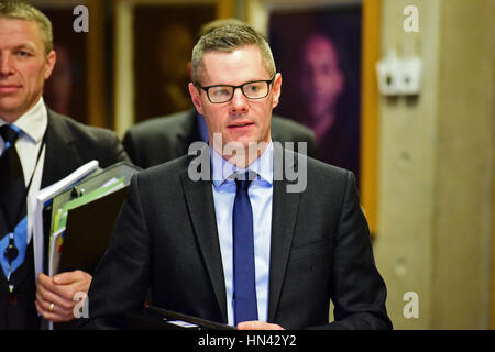 Edinburgh, Regno Unito. 8 febbraio, 2017. Gabinetto delle finanze Derek Mackay arriva a fornire elementi di prova per la finanza e la costituzione del comitato il Parlamento Scozzese, all'inizio della fase due del bilancio (Scozia) Bill, Credito: Ken Jack/Alamy Live News Foto Stock