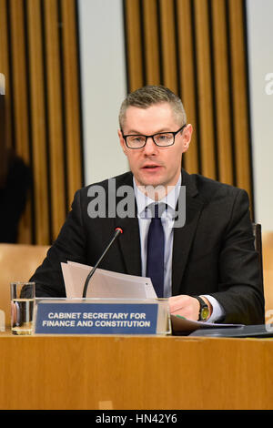 Edinburgh, Regno Unito. 8 febbraio, 2017. Gabinetto delle finanze Derek Mackay dà evidenza alla finanza e costituzione del comitato il Parlamento Scozzese, all'inizio della fase due del bilancio (Scozia) Bill, Credito: Ken Jack/Alamy Live News Foto Stock