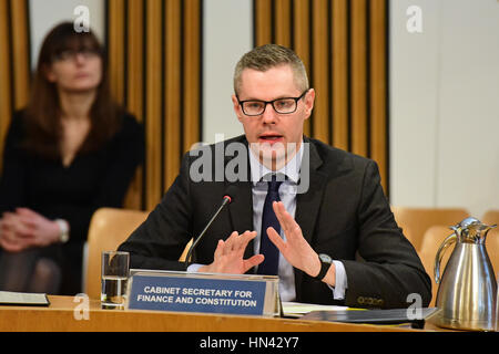 Edinburgh, Regno Unito. 8 febbraio, 2017. Gabinetto delle finanze Derek Mackay dà evidenza alla finanza e costituzione del comitato il Parlamento Scozzese, all'inizio della fase due del bilancio (Scozia) Bill, Credito: Ken Jack/Alamy Live News Foto Stock