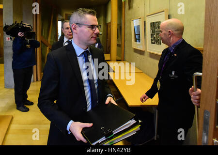 Edinburgh, Regno Unito. 8 febbraio, 2017. Gabinetto delle finanze Derek Mackay arriva a fornire elementi di prova per la finanza e la costituzione del comitato il Parlamento Scozzese, all'inizio della fase due del bilancio (Scozia) Bill, Credito: Ken Jack/Alamy Live News Foto Stock