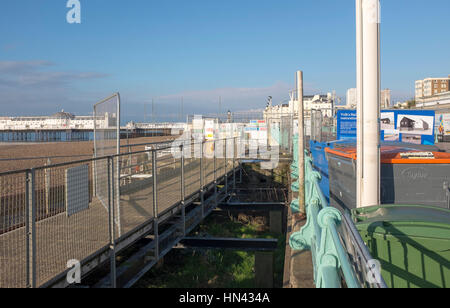 Brighton, Regno Unito. 8 febbraio, 2017. Lavori di restauro che si svolgono su Volks Railway lungo Brighton Seafront . La Volks Railway è il mondo elettrico più antica linea ferroviaria e con l' aiuto di lotteria del patrimonio un finanziamento di € 1,65 milioni di essi sono la sostituzione della stazione di acquario, la vecchia stalla e parti di pista pronto per l'estate di quest'anno Credito: Simon Dack/Alamy Live News Foto Stock