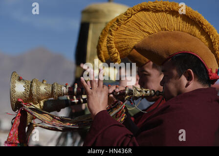 (170208) -- LHASA, 8 febbraio 2017 (Xinhua) -- Monaci eseguire la cerimonia religiosa in corrispondenza di un polo vicino il tempio del Jokhang a Lhasa, capitale del sud-ovest della Cina di regione autonoma del Tibet, Febbraio 8, 2017. Come il periodo del nuovo anno tibetano si avvicina, bandiere di preghiera legata a cinque poli che circonda il tempio del Jokhang sono state sostituite da quelle nuove in conformità con la tradizione tibetana. (Xinhua/Chogo) (lb) Foto Stock