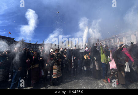 (170208) -- LHASA, 8 febbraio 2017 (Xinhua) -- devoti eseguire la cerimonia religiosa in corrispondenza di un polo vicino il tempio del Jokhang a Lhasa, capitale del sud-ovest della Cina di regione autonoma del Tibet, Febbraio 8, 2017. Come il periodo del nuovo anno tibetano si avvicina, bandiere di preghiera legata a cinque poli che circonda il tempio del Jokhang sono state sostituite da quelle nuove in conformità con la tradizione tibetana. (Xinhua/Chogo) (lb) Foto Stock