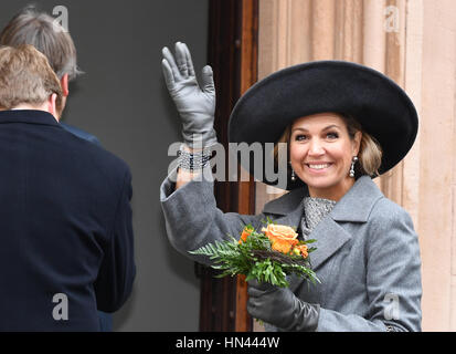 Weimar, Germania. Il giorno 08 Febbraio, 2017. Königin Maxima der Niederlande winkt am 08.02.2017 in Weimar (Thüringen) bei ihrer Ankunft vor der Herzogin Anna Amalia Bibliothek . Foto: Jens Kalaene/dpa/Alamy Live News Foto Stock