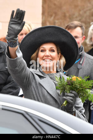 Weimar, Germania. Il giorno 08 Febbraio, 2017. Königin Maxima der Niederlande winkt am 08.02.2017 in Weimar (Thüringen) bei ihrer Ankunft vor der Herzogin Anna Amalia Bibliothek . Foto: Jens Kalaene/dpa/Alamy Live News Foto Stock