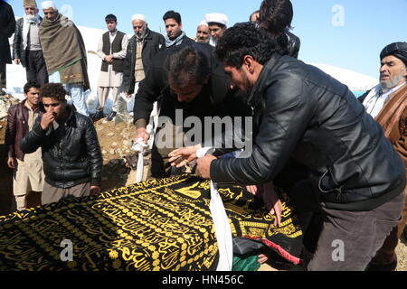 A Kabul, Afghanistan. 8 febbraio, 2017. Parenti ai funerali di una vittima di un attentato terroristico a Kabul, capitale dell'Afghanistan, Febbraio 8, 2017. Un attacco terroristico contro la Corte suprema afgana ha dipendenti ucciso 20 persone e il ferimento di oltre 40 altri martedì. Credito: Rahmat Alizadah/Xinhua/Alamy Live News Foto Stock