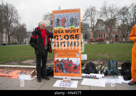 Londra, Regno Unito. 8 febbraio, 2017. Membri della giustizia di Guantanamo campagna stand di fronte al Parlamento di campagna per la chiusura di Guantanamo noi campo di detenzione a Cuba e la proposta di uso della tortura da parte del presidente Donald Trump Credito: amer ghazzal/Alamy Live News Foto Stock