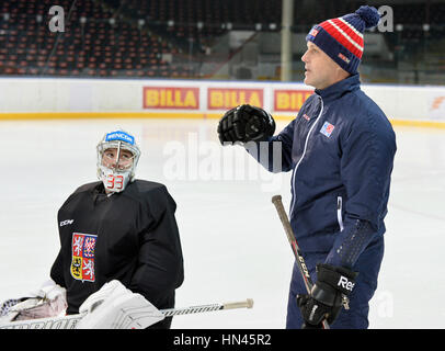 Praga, Repubblica Ceca. Il giorno 08 Febbraio, 2017. La Czech National Hockey su ghiaccio del team player goalie Pavel Francouz e allenatore dei portieri Zdenek Orct in azione durante la sessione di formazione prima del febbraio Svezia giochi a Göteborg a Praga, Repubblica Ceca, 8 febbraio 2017. La Svezia giochi, la terza parte della European Hockey Tour (EHT) serie, si svolgerà nel febbraio 9-12. Credito: Katerina Sulova/CTK foto/Alamy Live News Foto Stock