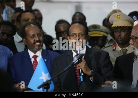 Mogadiscio, Somalia. 8 febbraio, 2017. Mohamed Abdullahi Farmajo parla dopo aver vinto la votazione a Mogadiscio, Somalia, Febbraio 8, 2017. Ex primo ministro Mohamed Abdullahi Farmajo è stato eletto nuovo presidente della Somalia in un ermeticamente sondaggi impugnata tenutasi a Mogadiscio il mercoledì. Credito: Pan Siwei/Xinhua/Alamy Live News Foto Stock