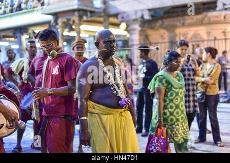 Kuala Lumpur, Malesia. 8 febbraio, 2017. Malaysian indù conducono fino alle Caverne di Batu a nord della capitale malese Kuala Lumpur il Febbraio 08, 2017. Gli Indù sono attualmente celebra la festa di Thaipusam. Credito: Chris Jung/ZUMA filo/Alamy Live News Foto Stock