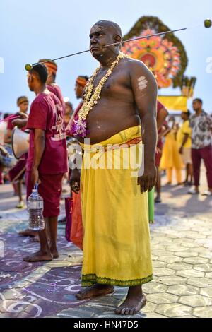 Kuala Lumpur, Malesia. 8 febbraio, 2017. Malaysian indù conducono fino alle Caverne di Batu a nord della capitale malese Kuala Lumpur il Febbraio 08, 2017. Gli Indù sono attualmente celebra la festa di Thaipusam. Credito: Chris Jung/ZUMA filo/Alamy Live News Foto Stock