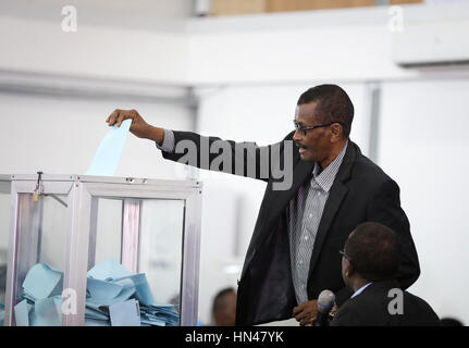 Mogadiscio, Somalia. 8 febbraio, 2017. Un membro del parlamento federale getta il suo voto a Mogadiscio, Somalia, nel febbraio 8, 2017. Ex primo ministro Mohamed Abdullahi Farmajo è stato eletto il nuovo presidente della Somalia dopo l'operatore storico Hassan Sheikh Mohamud ha ammesso la sua sconfitta dopo due turni di votazione. Credito: Pan Siwei/Xinhua/Alamy Live News Foto Stock