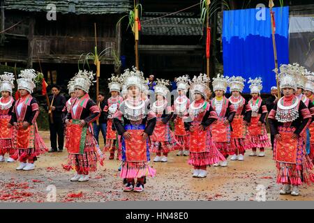 Cina. 2° febbraio 2017. Guizhou, CINA-Febbraio 2 2017: (solo uso editoriale. Cina OUT).La gente di Miao etnico gruppo di minoranza di indossare abiti tradizionali danza per celebrare la festa di primavera in Rongjiang County, a sud-ovest della Cina di Guizhou, febbraio 2nd, 2017. Credito: SIPA Asia/ZUMA filo/Alamy Live News Foto Stock