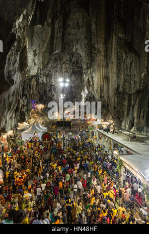 Kuala Lumpur, Malesia. Il giorno 08 Febbraio, 2017. Devoti indù nelle Grotte Batu tempio per fare le offerte durante il Festival di Thaipusam nella periferia di Kuala Lumpur, mercoledì 8 febbraio 2017. Thaipusam è un festival indù osservati dalla lingua Tamil comunità in Malesia per commemorare il compleanno della divinità Indù Murugan. Il Signore Murugan è venerata come un concedente di favori - se un desiderio è concesso, il supplicant di ripagare il Signore attraverso sacrifici. Credito: Asia File/Alamy Live News Foto Stock