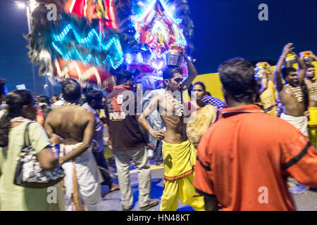 Kuala Lumpur, Malesia. Il giorno 08 Febbraio, 2017. Devoti indù fanno la loro strada verso le Grotte di Batu tempio per fare le offerte durante il Festival di Thaipusam nella periferia di Kuala Lumpur, mercoledì 8 febbraio 2017. Thaipusam è un festival indù osservati dalla lingua Tamil comunità in Malesia per commemorare il compleanno della divinità Indù Murugan. Il Signore Murugan è venerata come un concedente di favori - se un desiderio è concesso, il supplicant di ripagare il Signore attraverso sacrifici. Credito: Asia File/Alamy Live News Foto Stock